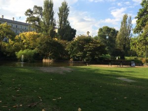 Un parc à côté de la maison du Parlement